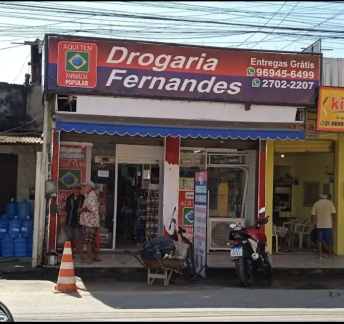 Fachada real da Drogaria Fernandes em Monjolos
