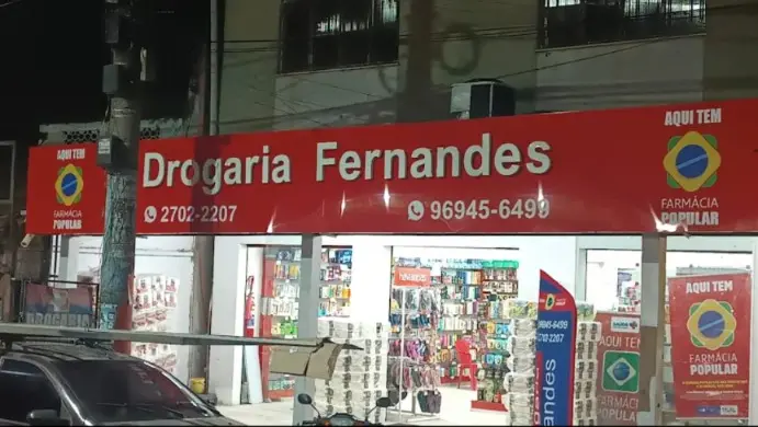 Drogaria Fernandes aberta à noite